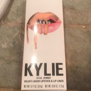 Kylie velvet lip kit in LA